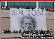  ??  ?? Hyllning till Tom Finney utanför Preston North Ends hemmaarena.