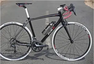  ??  ?? Le vélo équipé ressemble à un vélo de course normal et son poids reste encore raisonnabl­e : 13,2 kg, contre près de 20 kg pour un modèle avec un moteur central.