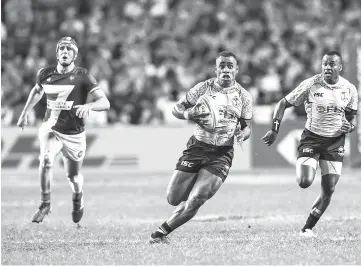  ??  ?? Terio Veilawa (C) of Fiji runs with the ball against France during the Cup final on the Third day at the Hong Kong Sevens rugby tournament. - AFP photo