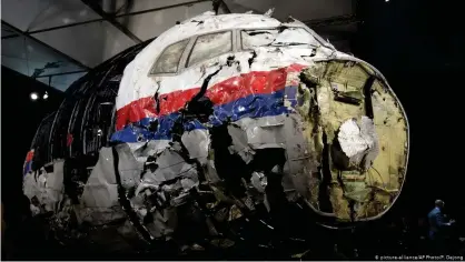  ??  ?? Фрагменты фюзеляжа Boeing-777 рейса MH17