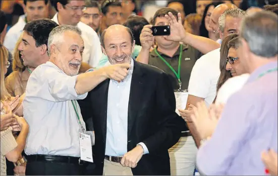  ?? CARLOS BARBA / EFE ?? Griñán i Rubalcaba, ahir al palau de congressos d’El Toyo, a Almeria, on van clausurar el congrés dels socialiste­s andalusos