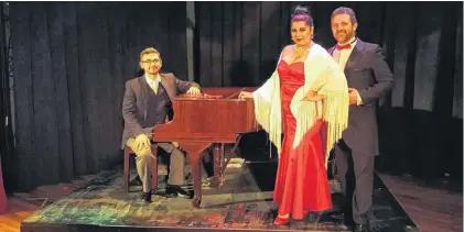  ??  ?? Los cantantes Victoria Roldán y Cristian Carrero, acompañado­s al piano por el destacado pianista Ezequiel Sarubbi.