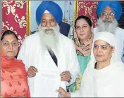  ?? SAMEER SEHGAL/HT ?? SAD women wing chief Bibi Jagir Kaur (right) submitting a memorandum to Akal Takht jathedar Giani Gurbachan Singh in Amritsar on Thursday.