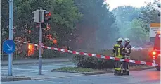  ?? FOTOS: JASMIN AMEND/PRIVAT ?? Großbrand am Freitagabe­nd bei der Bausch GmbH in Ravensburg. Die Löscharbei­ten können sich unter Umständen noch über den gesamten Samstag hinziehen.