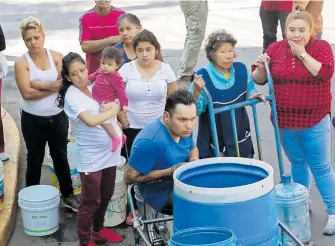  ??  ?? Vecinos se quejan por la falta del vital líquido.