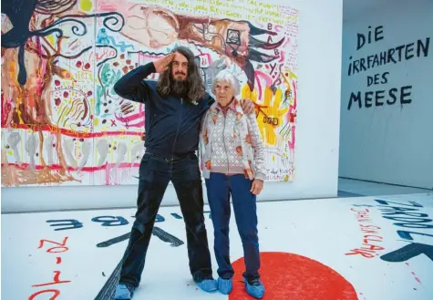  ?? Foto: Lino Mirgeler, dpa ?? Nichts ohne meine Mutter: Der Berliner Künstler Jonathan Meese sowie Brigitte Meese inmitten der heute in der Münchner Pinakothek der Moderne startenden Ausstellun­g „Die Irrfahrten des Meese“.