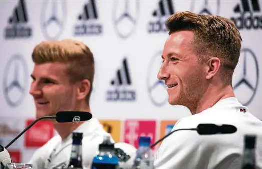  ?? Foto: Christian Charisius, dpa ?? Gut gelaunt auf der Pressekonf­erenz der Nationalma­nnschaft: Timo Werner (l.) und Marco Reus.