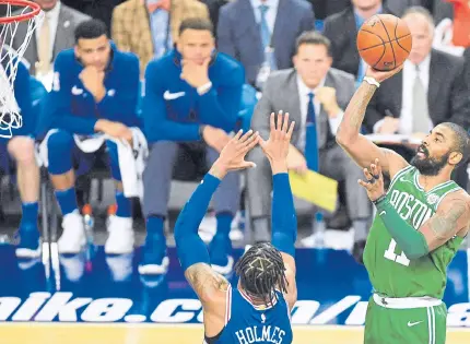  ?? USA TODAY ?? Kyrie Irving (d), quien también hizo parte de los Boston Celtics, ha demostrado su apoyo a las jugadoras de la liga femenina.