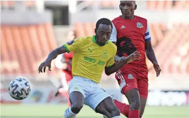  ?? SYDNEY MAHLANGU BackpagePi­x ?? PETER Shalulile of Sundowns, left, is challenged by Lehlohonol­o Nonyane of Tshakhuma yesterday. |