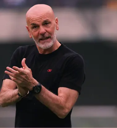  ?? ?? Campione nel ‘22 Stefano Pioli, 58 anni, è al Milan dal 2019. Con la squadra rossonera ha vinto lo scudetto nel 2022. Quest’anno è ancora impegnato in Europa League ed è secondo in campionato dietro l’Inter