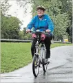  ?? KRIS DUBE THE WELLAND TRIBUNE ?? Diane Kramer goes for a bike ride Wednesday morning.