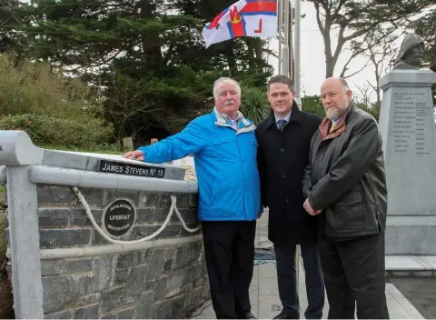  ??  ?? Wreath Layers (from left), commitee chairman Billy Doyle; Cllr Ger Carthy; and Solve Steinhovde­n, Norwegian Charges d’Affaires.