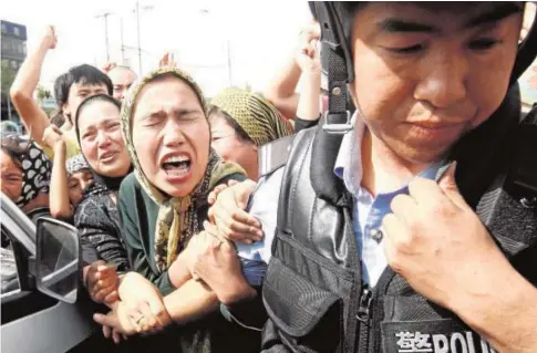  ?? ABC ?? Manifestan­tes uigures se enfrentan con la Policía