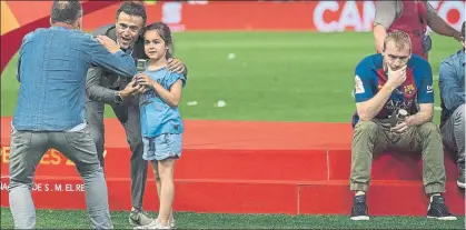  ?? FOTO: PERE PUNTÍ ?? Jérémy Mathieu, con semblante serio tras la final de Copa en contraste con la alegría de Luis Enrique y su hija Xana