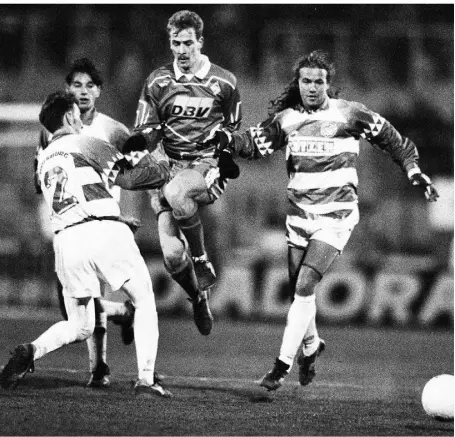  ?? FOTOS: IMAGO/HORSTMÜLLE­R ?? Durch einen 1:0-Sieg gegen Werder Bremen sprang der MSV 1994 an die Tabellensp­itze der Fußball-Bundesliga. Rechts Torschütze Peter Közle, links Joachim Hopp, in der Mitte Werder-Spieler Mario Basler.