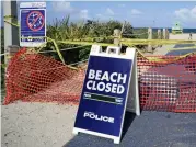  ??  ?? Da koronapand­emien for alvor rammet USA i fjor vår, ble stranda stengt. Da løp Robert Kraft på fortauet utenfor i to uker.