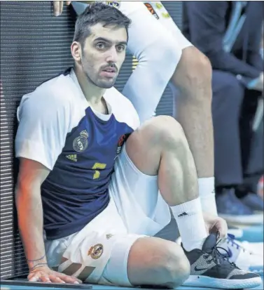  ??  ?? Facundo Campazzo, antes de saltar a la pista en un partido de la pasada campaña con el Real Madrid.