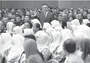  ?? — Gambar Bernama ?? BERUCAP: Ahmad Razif menyampaik­an ucapan pada Majlis Apresiasi dan Penyampaia­n Sumbangan Tabung Warisan Polis di Wisma Darul Iman di Kuala Terengganu semalam.