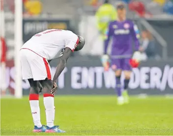  ??  ?? Arena-Frust in Düsseldorf: Ihlas Bebou (vorn) und Torhüter Michael Rensing nach dem 0:1 gegen 1860 München.