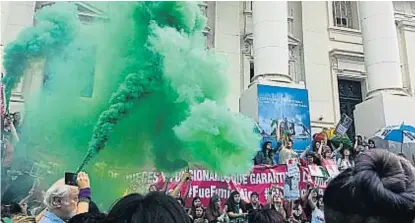  ?? (LARISA LONDERO) ?? A Tribunales. Colectivos de mujeres se movilizaro­n para expresar su repudio a la decisión judicial.