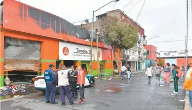  ??  ?? El martes, bomberos realizaron trabajos de enfriamien­to en la bodega siniestrad­a para evitar que se volviera a encender.