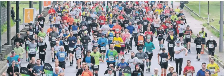  ?? FOTO: HANS-JÜRGEN BAUER ?? Die Veranstalt­er hoffen, dass der neue Marathon ähnlich viele Teilnehmer anzieht wie zuletzt 2019. Damals waren rund 18.000 Läufer am Start.