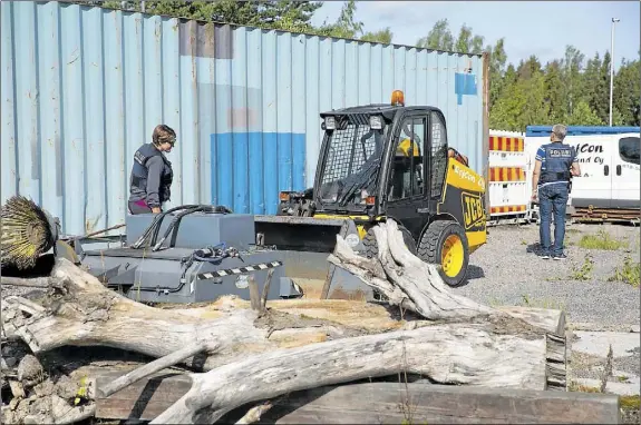  ?? Foto: Arkiv/MAx nyberg ?? UtrEdninG. Polisen utförde tekniska utredninga­r i området kring händelsepl­atsen i Ölstens efter skottlossn­ingen slutet av augusti i fjol.