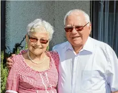  ?? Fotos: Sammlung Brunner, Repro ?? Gisela und Heinrich Brunner vor 50 Jahren als strahlende­s Brautpaar und ein halbes Jahrhunder­t später in ihrem kleinen Garten: Das Ehepaar aus Günzburg feiert heute Goldene Hochzeit.