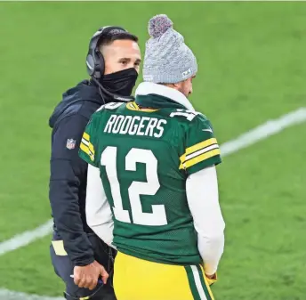  ?? JEFF HANISCH / USA TODAY SPORTS ?? Packers head coach Matt LaFleur talks with quarterbac­k Aaron Rodgers in the fourth quarter with Monday night’s game in control.