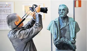  ?? AFP ?? Un hombre toma una foto a la estatua de Alfred Nobel, en el Instituto Karolinska de Estocolmo, Suecia.