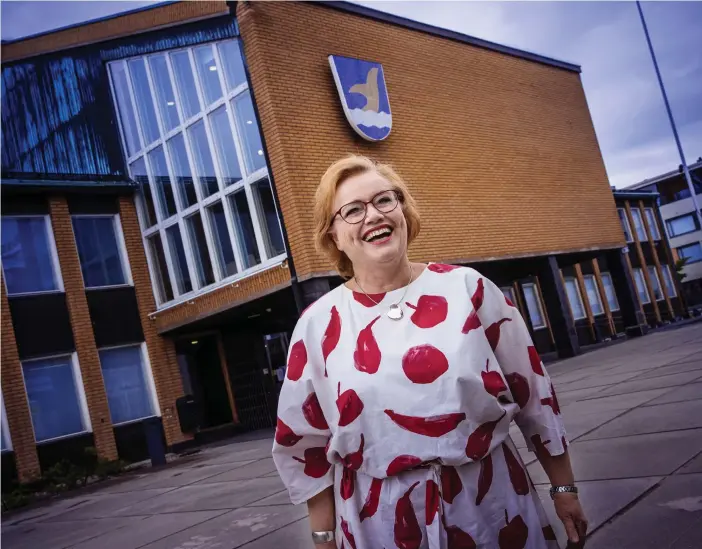  ?? FOTO: CATA PORTIN ?? Ritva Viljanen basar för en stad som tidigare hade en stor ekonomisk skuld, men som de senaste åren har fått ordning på ekonomin. Coronakris­en är en hård törn mot ekonomin.