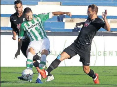  ??  ?? Aitor Ruibal trata de lanzar un centro ante la presión de Soldado.