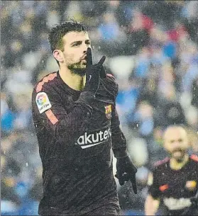  ?? FOTO: M. MONTILLA ?? Piqué celebró así su gol en Cornellà-El Prat, que le costó la denuncia de Tebas