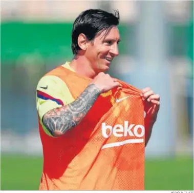  ?? MIGUEL RUIZ / EFE ?? Messi sonríe a uno de los compañeros durante el último entrenamie­nto grupal en la ciudad deportiva.