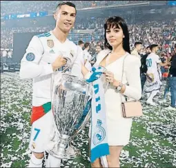  ?? @GEORGINAGI­O ?? Georgina Rodríguez, con un ajustado vestido, junto a su novio, Cristiano Ronaldo