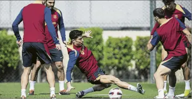  ?? FOTOS: PERE PUNTÍ ?? Lewandowsk­i, en el rondo de la izquierda, podría tener nuevo socio en ataque: Joao Félix, que acelera en la sesión (abajo, izquierda). La gran novedad en la lista podría ser Ferran Torres tras su lesión, aunque debe recibir el alta médica esta mañana