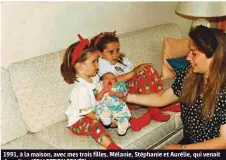 ?? (COLLECTION PRIVÉE) ?? 1991, à la maison, avec mes trois filles, Mélanie, Stéphanie et Aurélie, qui venait de naître.