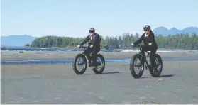  ?? SUZANNE MORPHET ?? Fat-tire biking on the beach is growing in popularity.