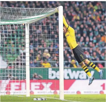  ?? FOTO: IMAGO IMAGES ?? Schwarz-gelb obenauf: Achraf Hakimi testet während des Spiels bei Werder Bremen die Tragfestig­keit des hanseatisc­hen Gehäuses.