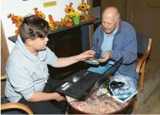  ?? Foto: Ulla Gutmann ?? Zwei, die an einem Technikpro­blem tüfteln: der zwölfjähri­ge Bastian und der 81-jährige Georg Vogt.