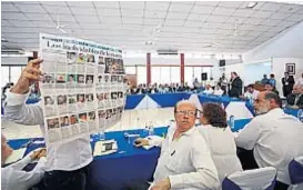  ?? (AP) ?? Reclamo. En medio del diálogo, una mujer muestra los rostros de varios de los muertos durante la represión del gobierno de Daniel Ortega.