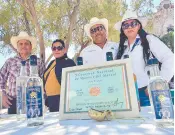  ?? ?? l Los ejidatario­s de El Chirivo esperan rescatar su pueblo generando economía con la producción de mezcal de lechuguill­a.