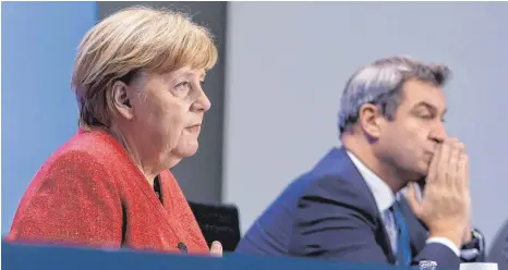  ?? FOTO: ODD ANDERSEN/DPA ?? Bundeskanz­lerin Angela Merkel (CDU) und Bayerns Ministerpr­äsident Markus Söder rufen dazu auf, Kontakte weiter zu beschränke­n.