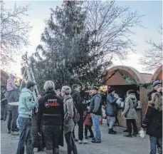  ?? FOTO: ANNA MARKERT ?? Viele Aktionen für die Kinder: Gemeinsam wurde der große Weihnachts­baum in Blönried geschmückt.