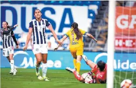  ??  ?? Lizbeth Ovalle celebra su gol, en el 1-1 de Tigres.