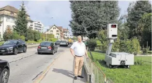  ?? DANIEL GRAF/LINTH-ZEITUNG ?? Ruedi Faisst ärgert sich über die vielen Radaranlag­en in Eschenbach.