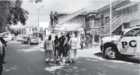  ?? FOTO: DEBATE ?? Los elementos de bomberos realizaron los trabajos de rescate para bajar el cadáver.