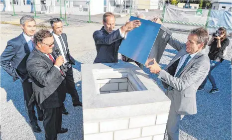  ?? FOTO: FELIX KÄSTLE ?? Verfolgen gespannt die Grundstein­legung für das neue Bürogebäud­e am Vetter-Standort Kammerbrüh­l/Schützenst­raße (von links): Oliver Albrecht, Udo J. Vetter und Thomas Rübekeil. Derweil packen Ravensburg­s Oberbürger­meister Daniel Rapp und Thomas Otto...