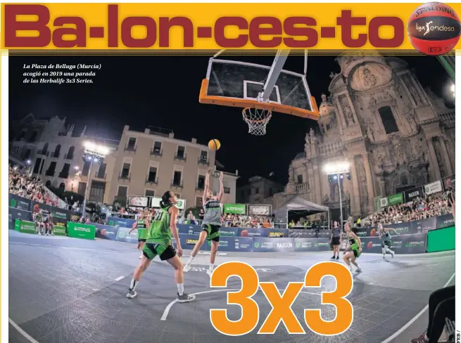  ??  ?? La Plaza de Belluga (Murcia) acogió en 2019 una parada de las Herbalife 3x3 Series.