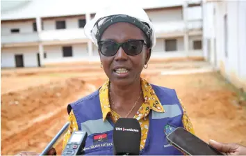  ?? GARCIA MAYATOKO | EDIÇÕES NOVEMBRO | MBANZA KONGO ?? Ministra da Saúde constatou o andamento das obras que tinham sido paralisada­s